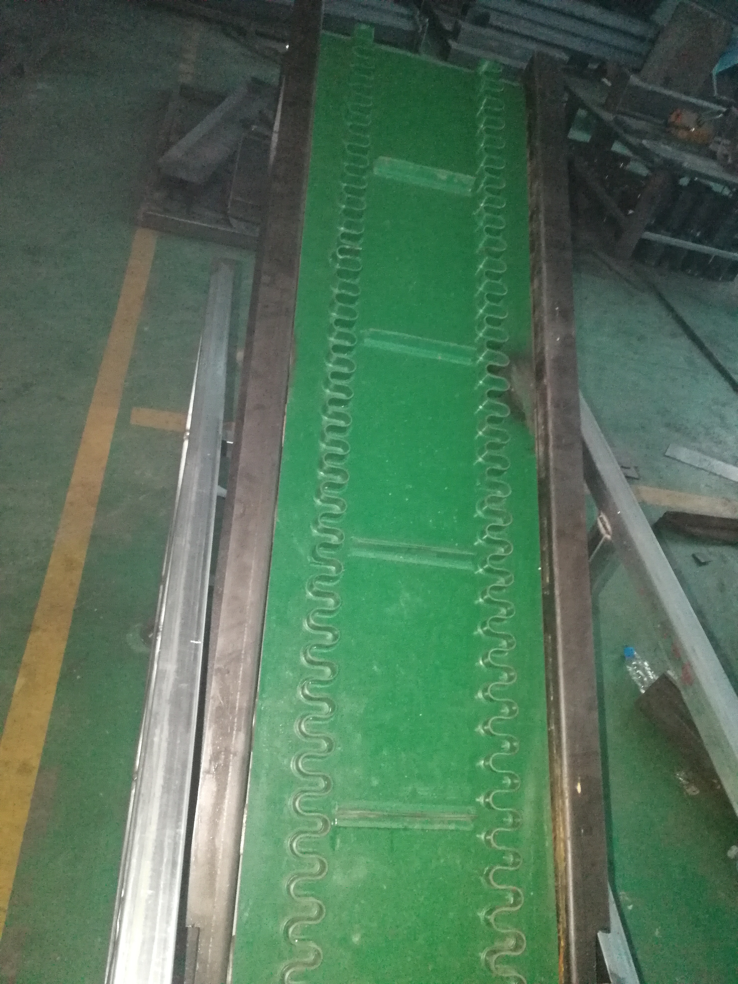 傾角皮帶輸送機(jī)分類有哪幾種？它們的工作原理